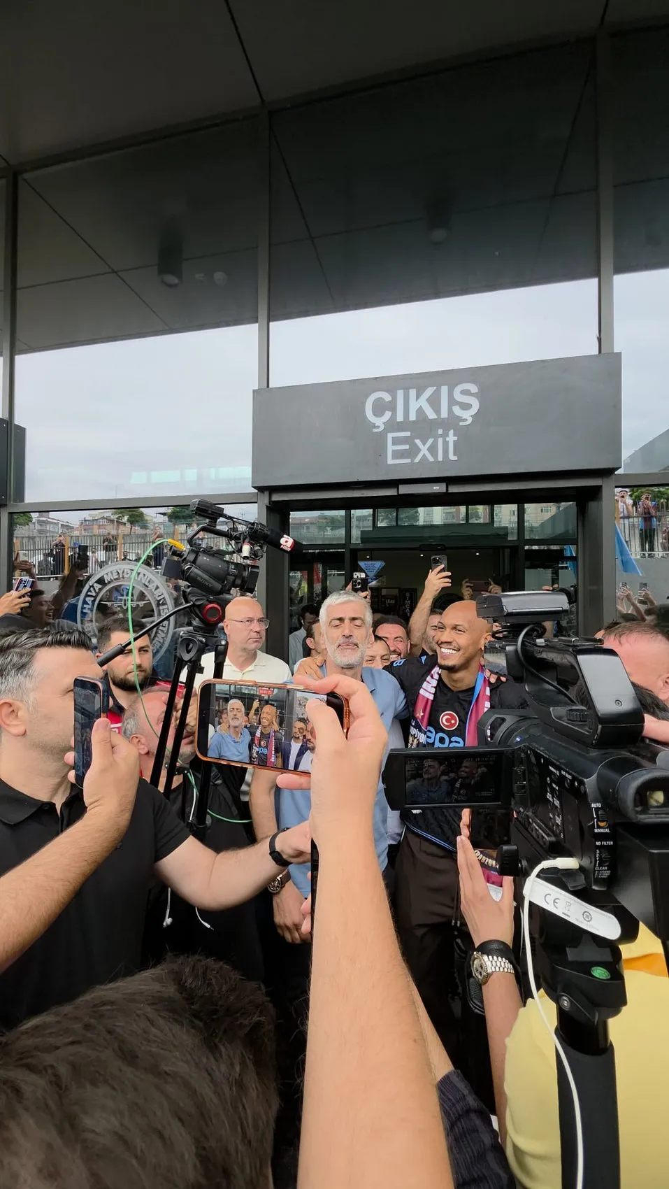 Fabinho Trabzon'da, taraftar havalimanında coşkuyla karşıladı