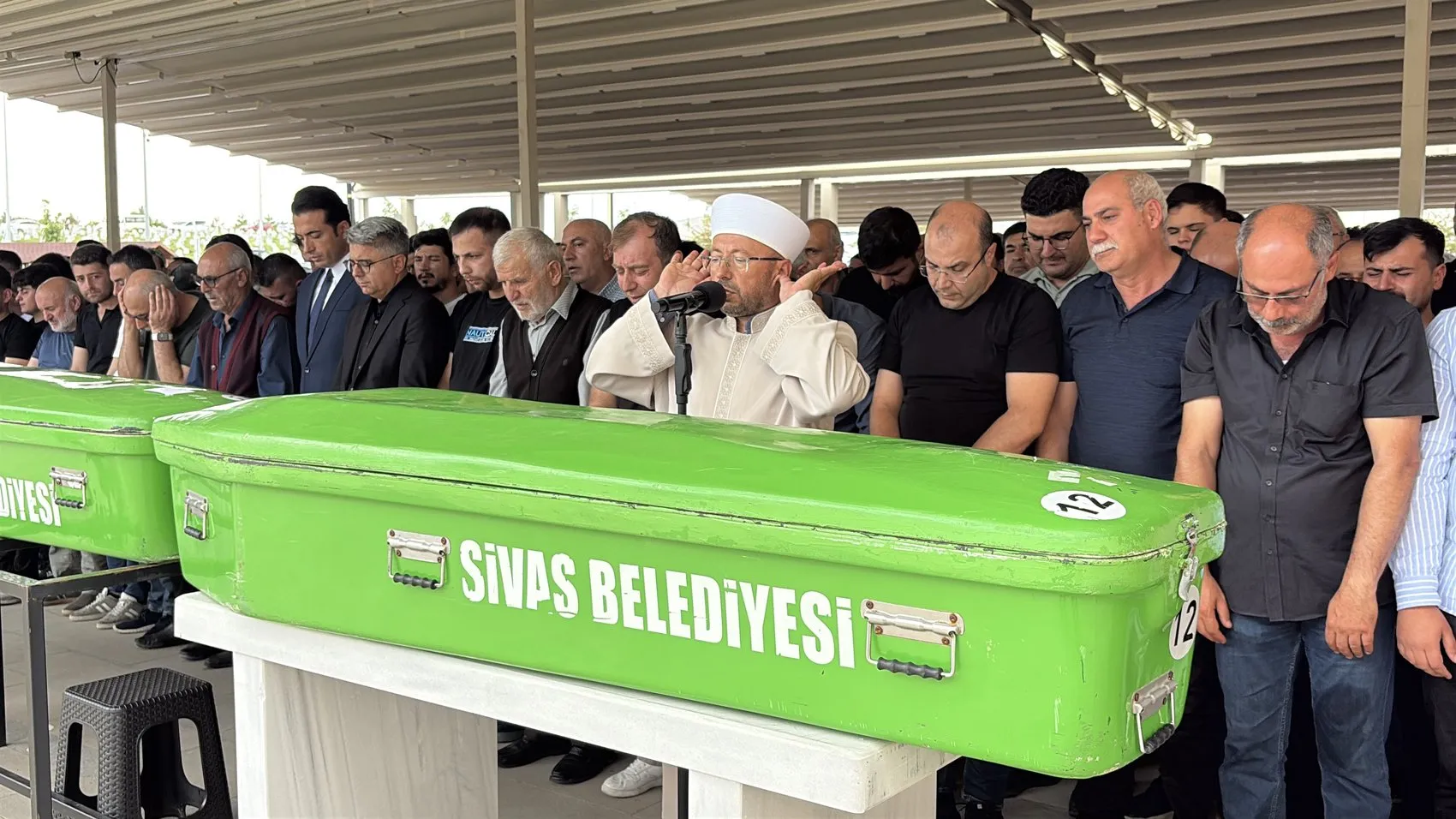 Sivas'ta minibüs kazasında ölenler yan yana toprağa verildi