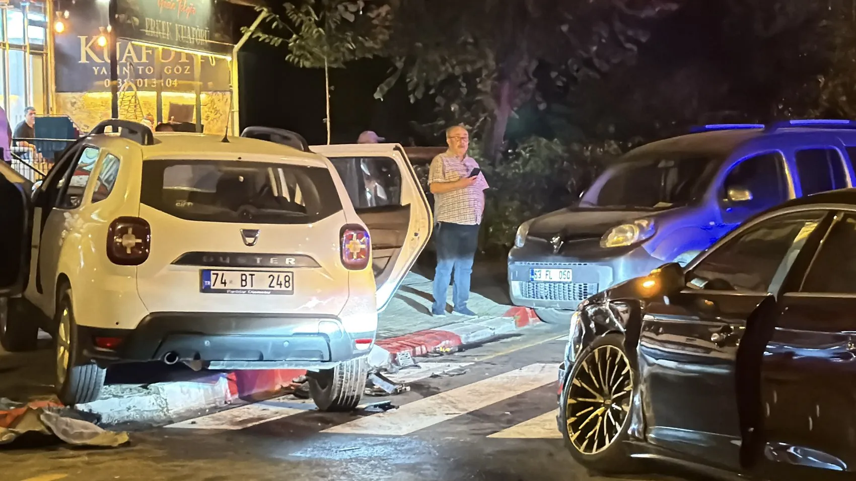 Ara sokaktan çıkan otomobil polis aracına çarptı, 2 memur yaralandı
