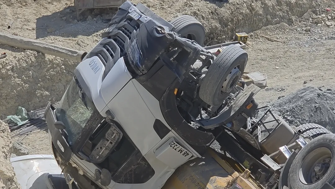 Arnavutköy şantiyesinde kamyon çukura devrildi