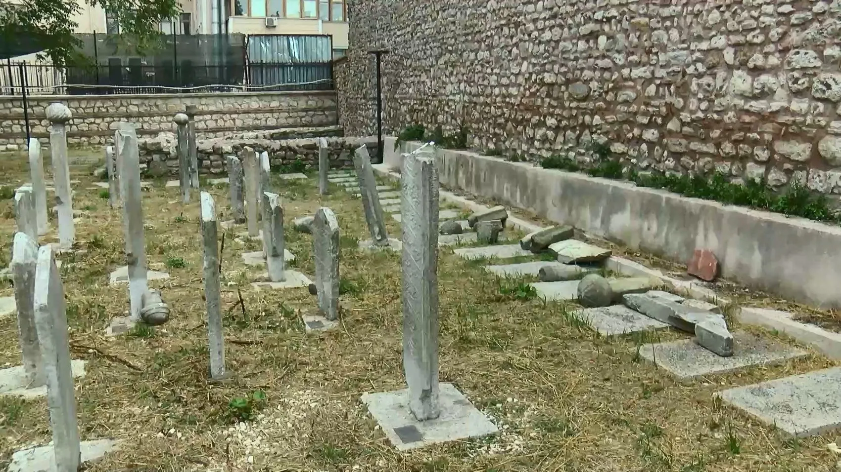 Fatih’te tarihi mezarlığa saldırı