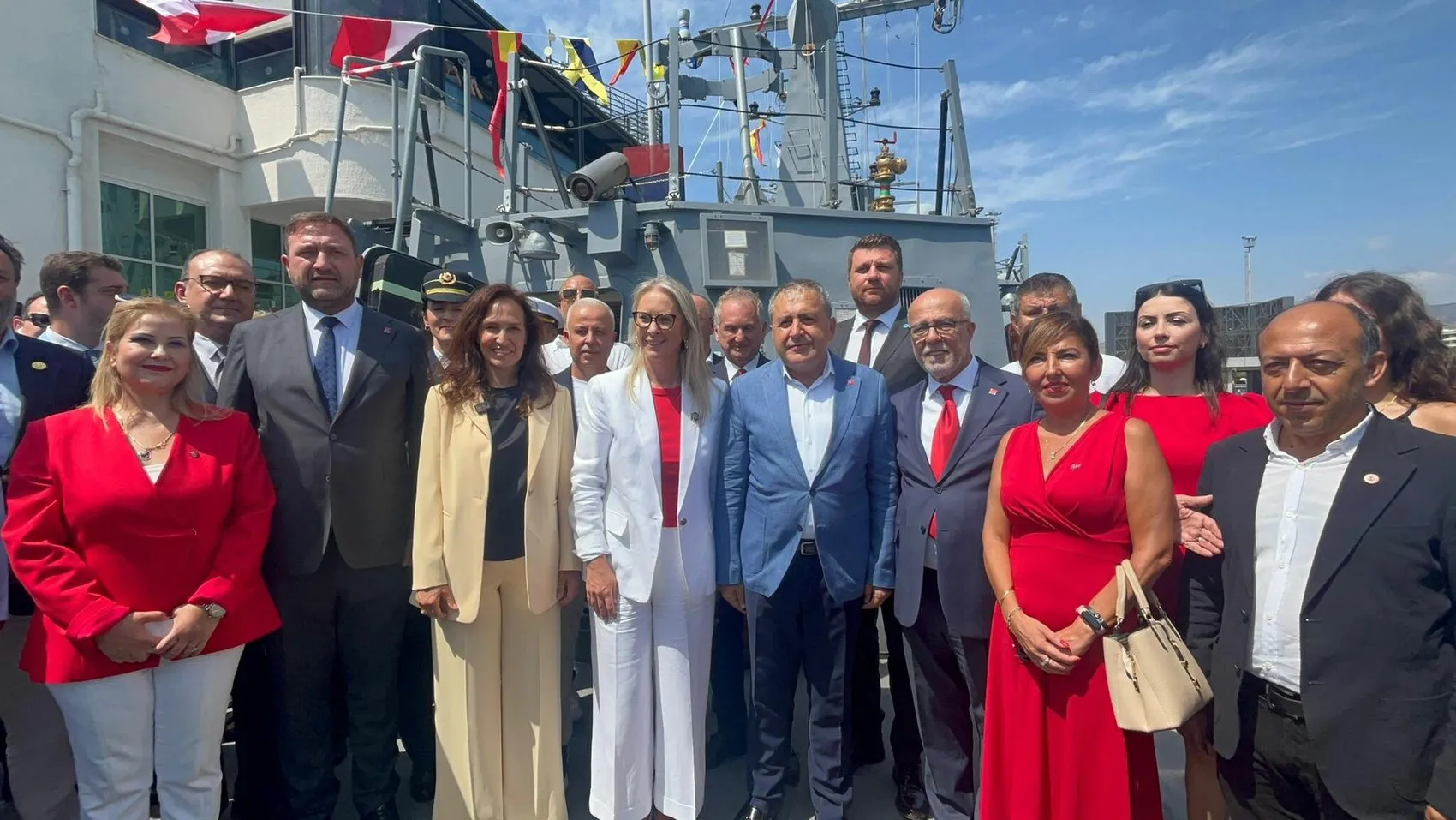 İzmir'de 30 Ağustos coşkusu: TCG Karşıyaka kapılarını ilk kez halka açtı