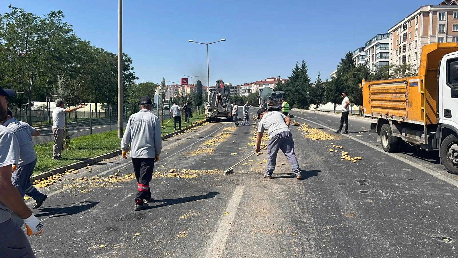 Nevşehir yoluna dökülen bir ton patates trafiği felç etti