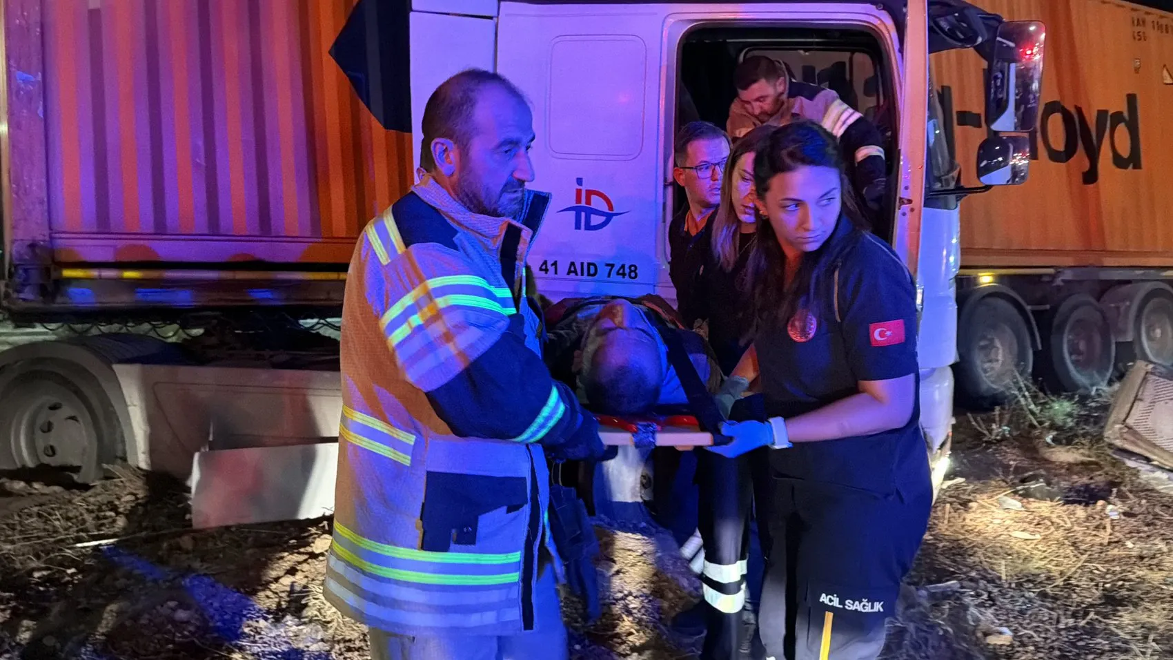 TIR refüje çıktı, sürücü sıkıştı, itfaiye seferber oldu