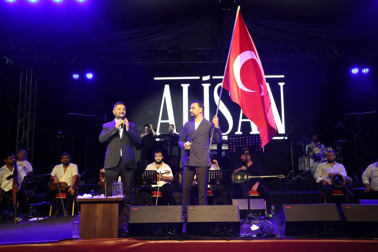 Hasbahçe'de Zafer Bayramı coşkusu: Alişan şarkılarıyla binleri buluşturdu