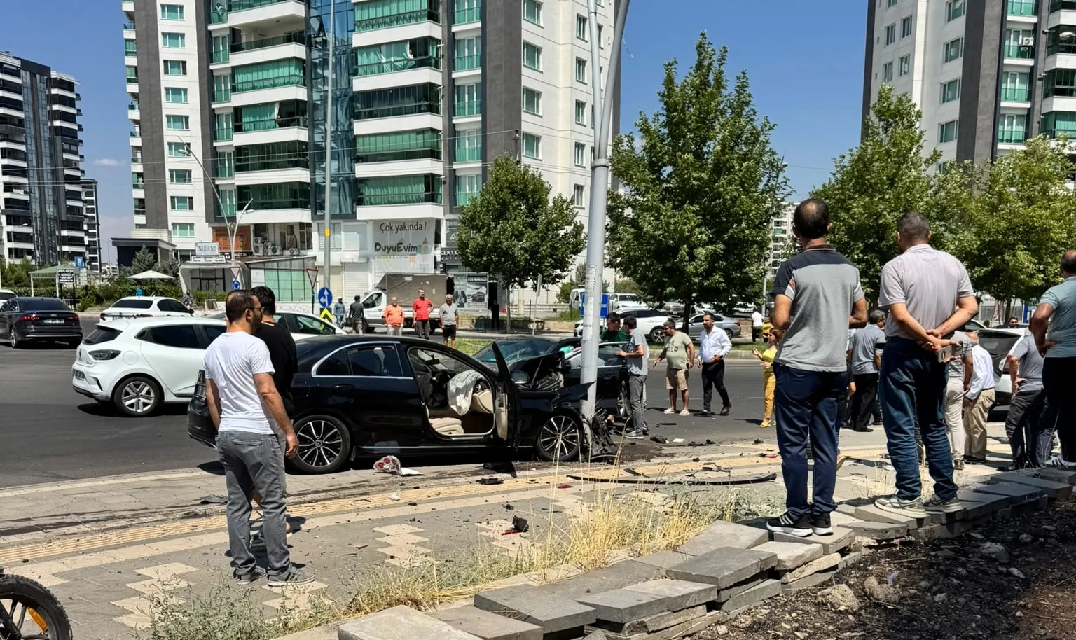 Diyarbakır'da trafik kazası İki otomobil çarpıştı