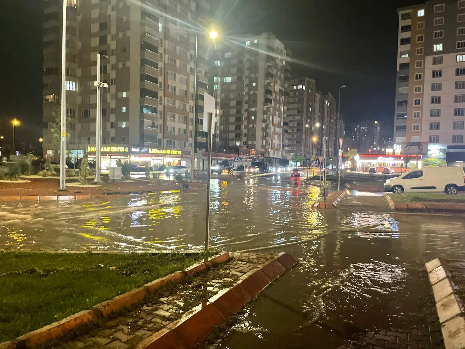 Kayseri'de sağanak sonrası Gesi Fatih Mahallesi'nde kanalizasyon taştı