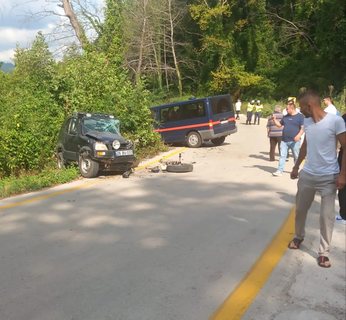 Sakarya Akyazı yolunda iki araç çarpıştı 9 kişi yaralandı