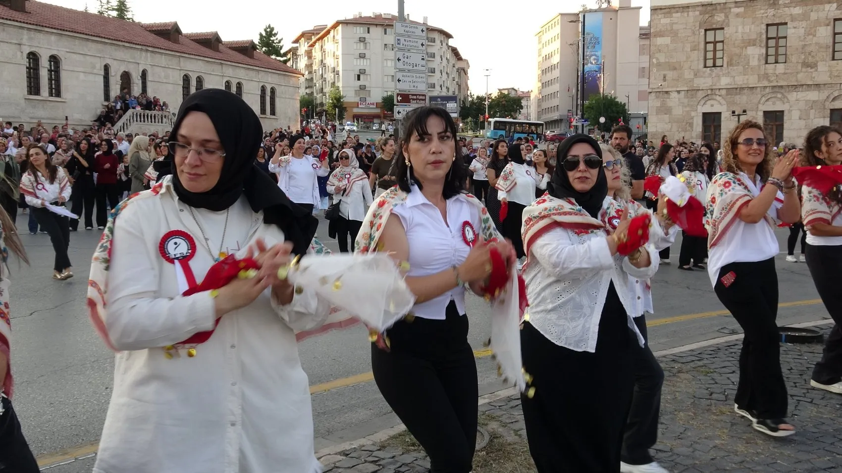Sivas Meydanı’nda bin kadın tek yürek halay çekti