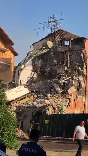 Gece yarısı çatırdadı, sabaha karşı yıkıldı