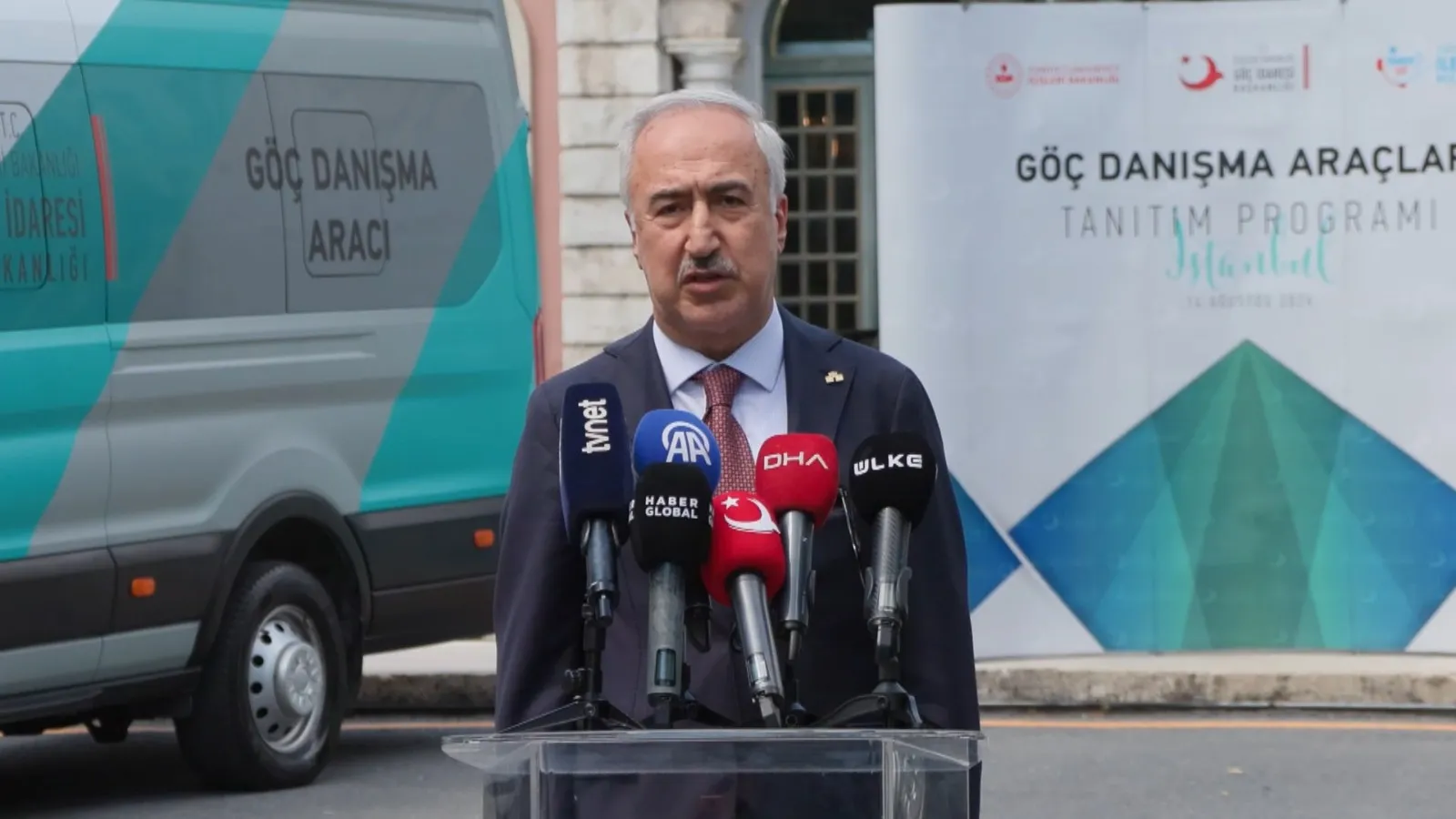 Yabancı öğrenciler için kampüse mobil göç ofisi geldi