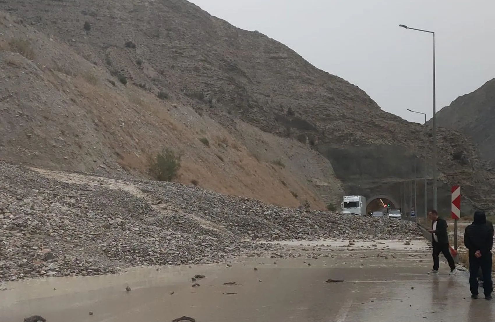 Erzurum'da aniden bastıran sağanak hayatı felç etti: Tünel çıkışında mahsur kaldılar