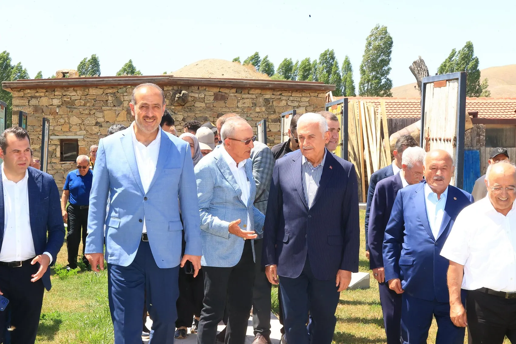 Bayburt’ta tırpanlı hasat mesaisi
