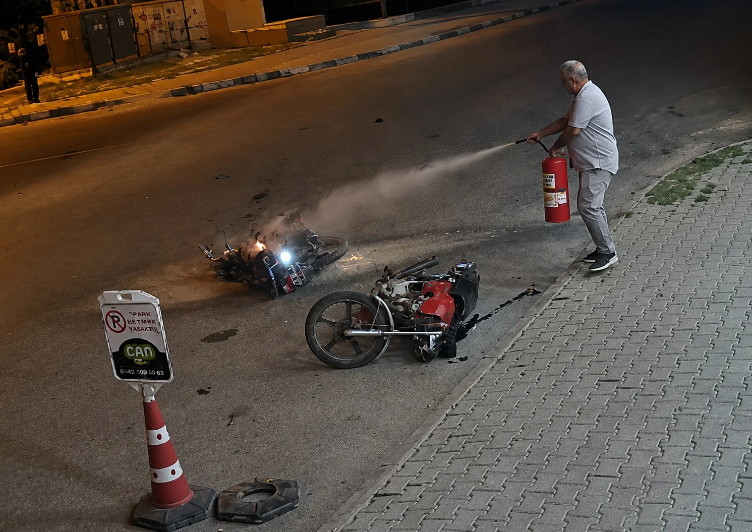Birecik'te motosikletler çarpıştı Kaza anı kameraya yansıdı