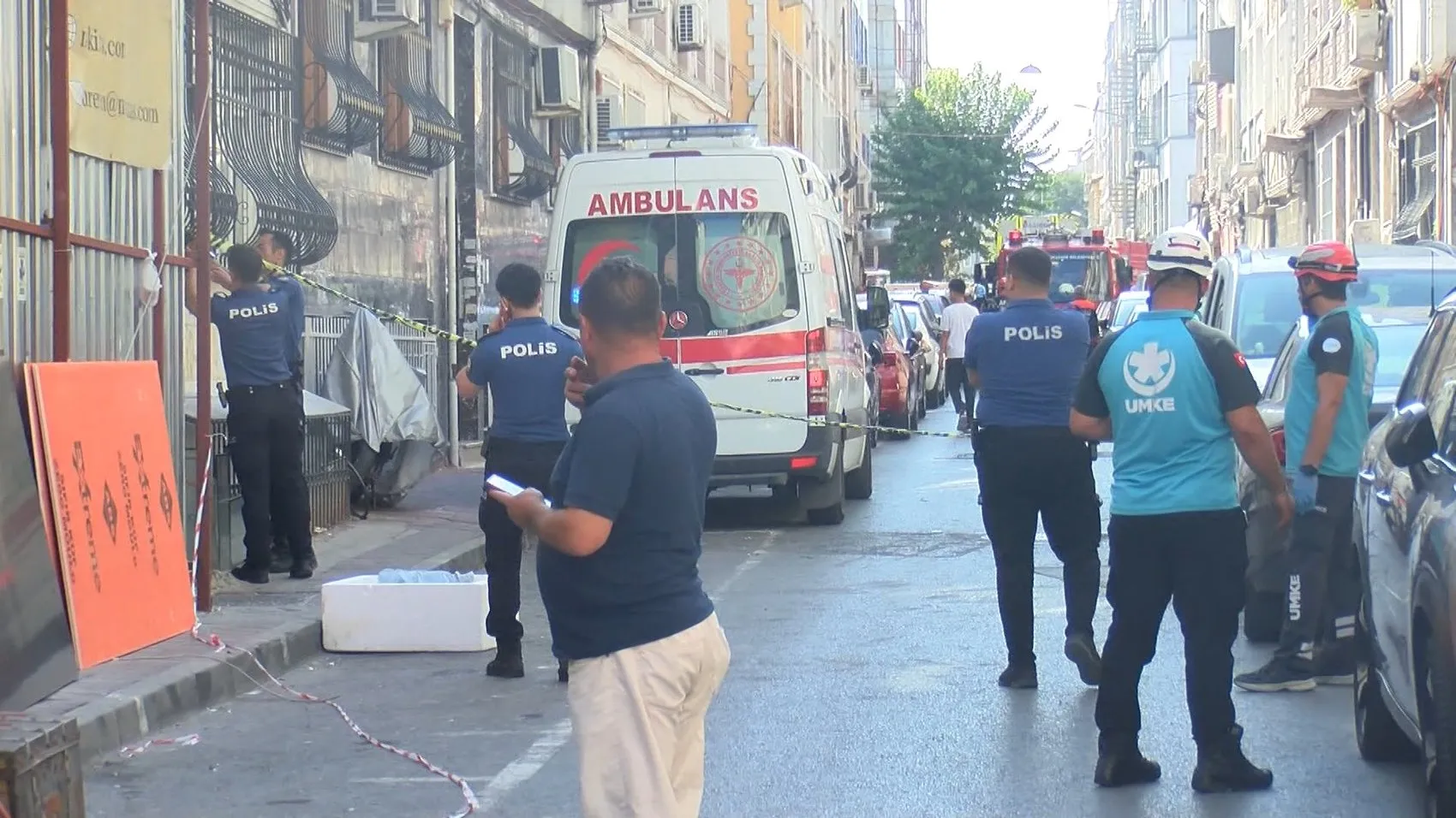 Fatih'te yıkım kepçesi çukura düştü 2 yaralı
