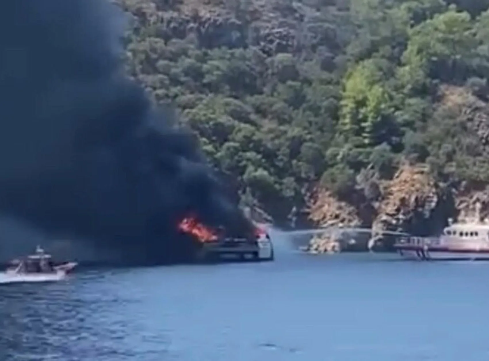 Fethiye'de gezi teknesi yandı 115 kişi denize atladı