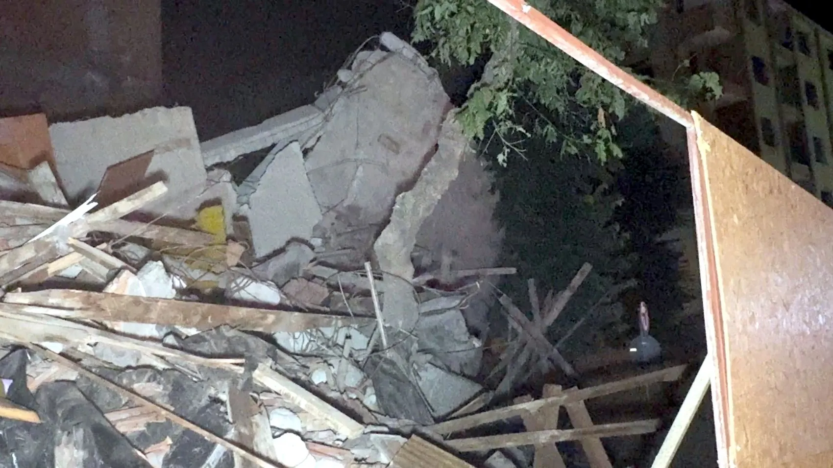 Avcılar'da yarım bırakılan yıkım gece gürültüyle çöktü