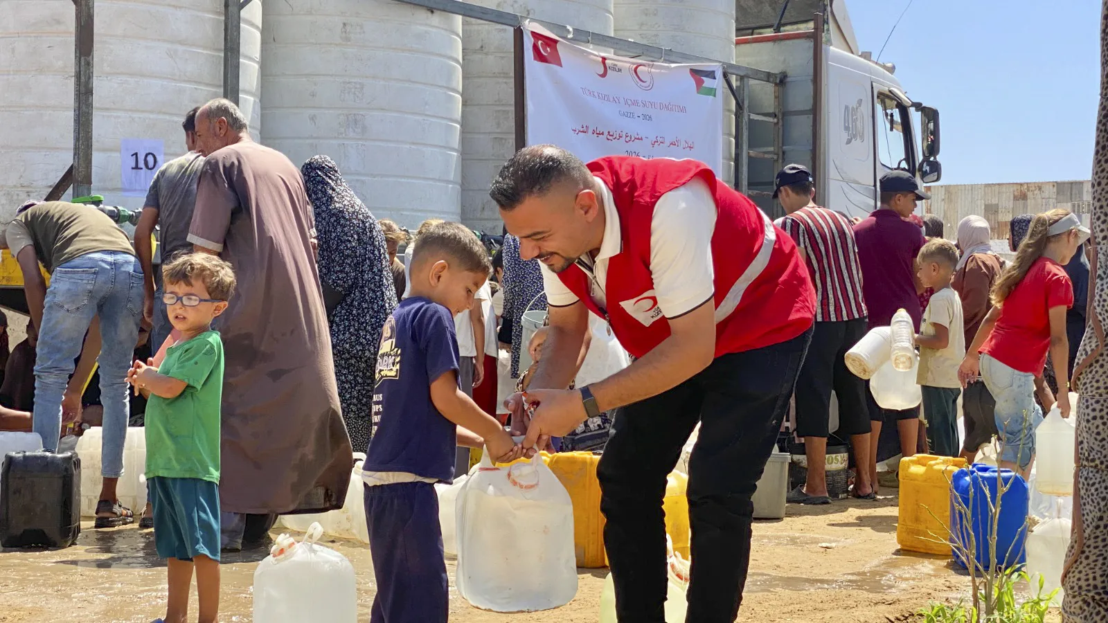 Gazze’de salgın riskine karşı Kızılay’dan acil temiz su hamlesi