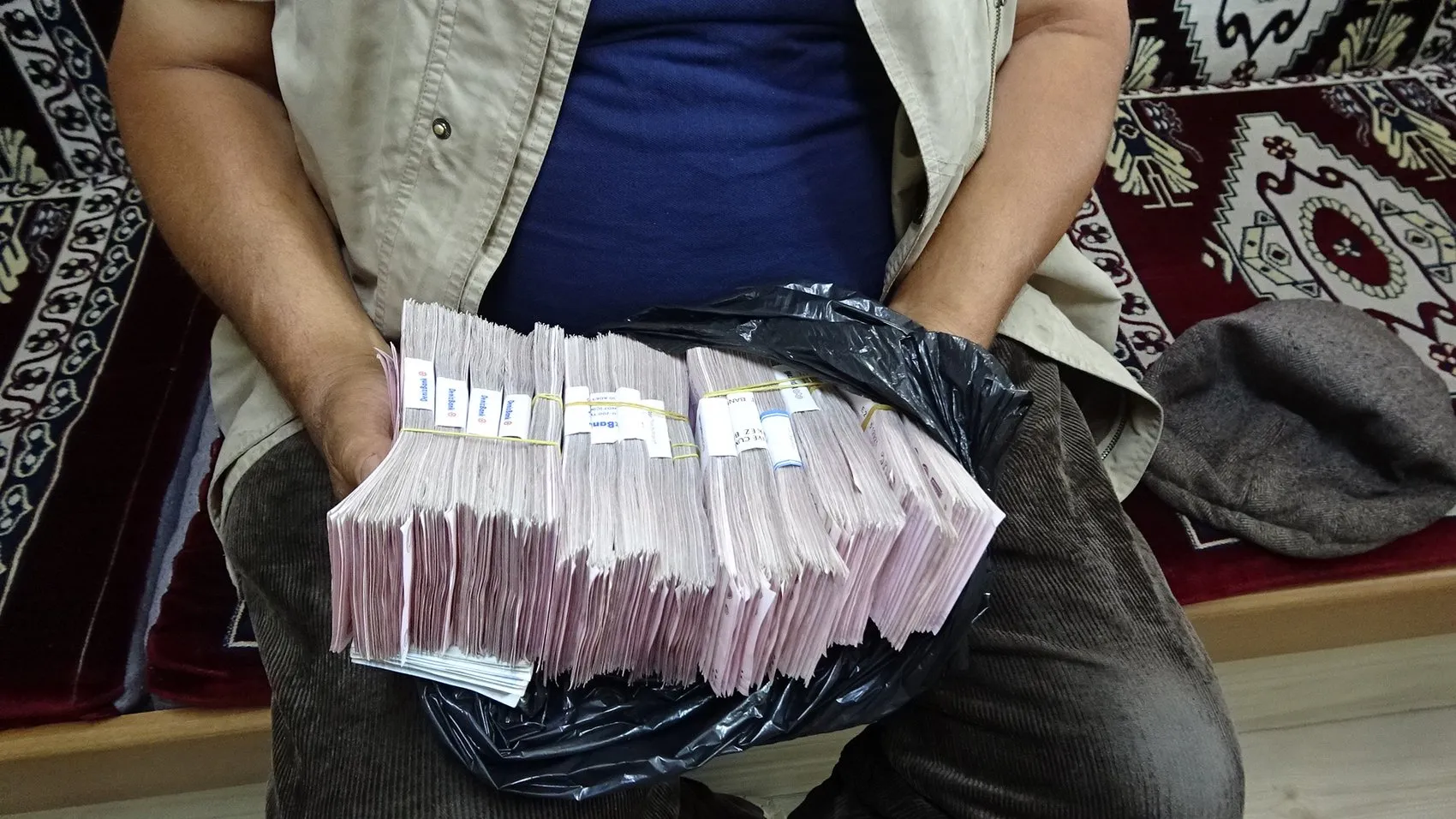 Aksaraylı çiftçiyi dolandırıcılardan banka önündeki polis kurtardı