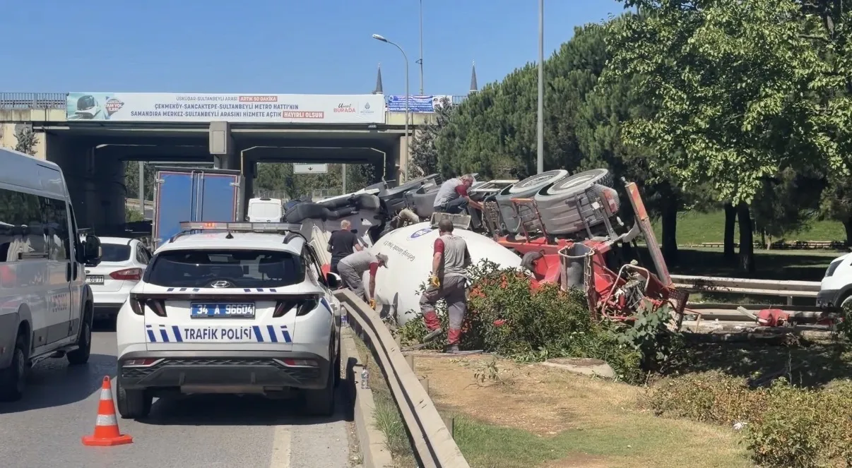 Çekmeköy'de yola devrilen beton mikseri trafiği kilitledi