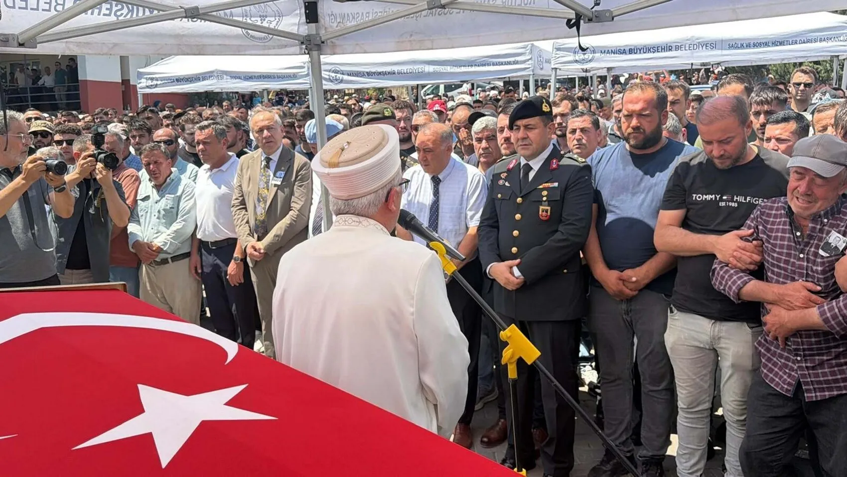 Manisa evladını gözyaşlarıyla son yolculuğuna uğurladı