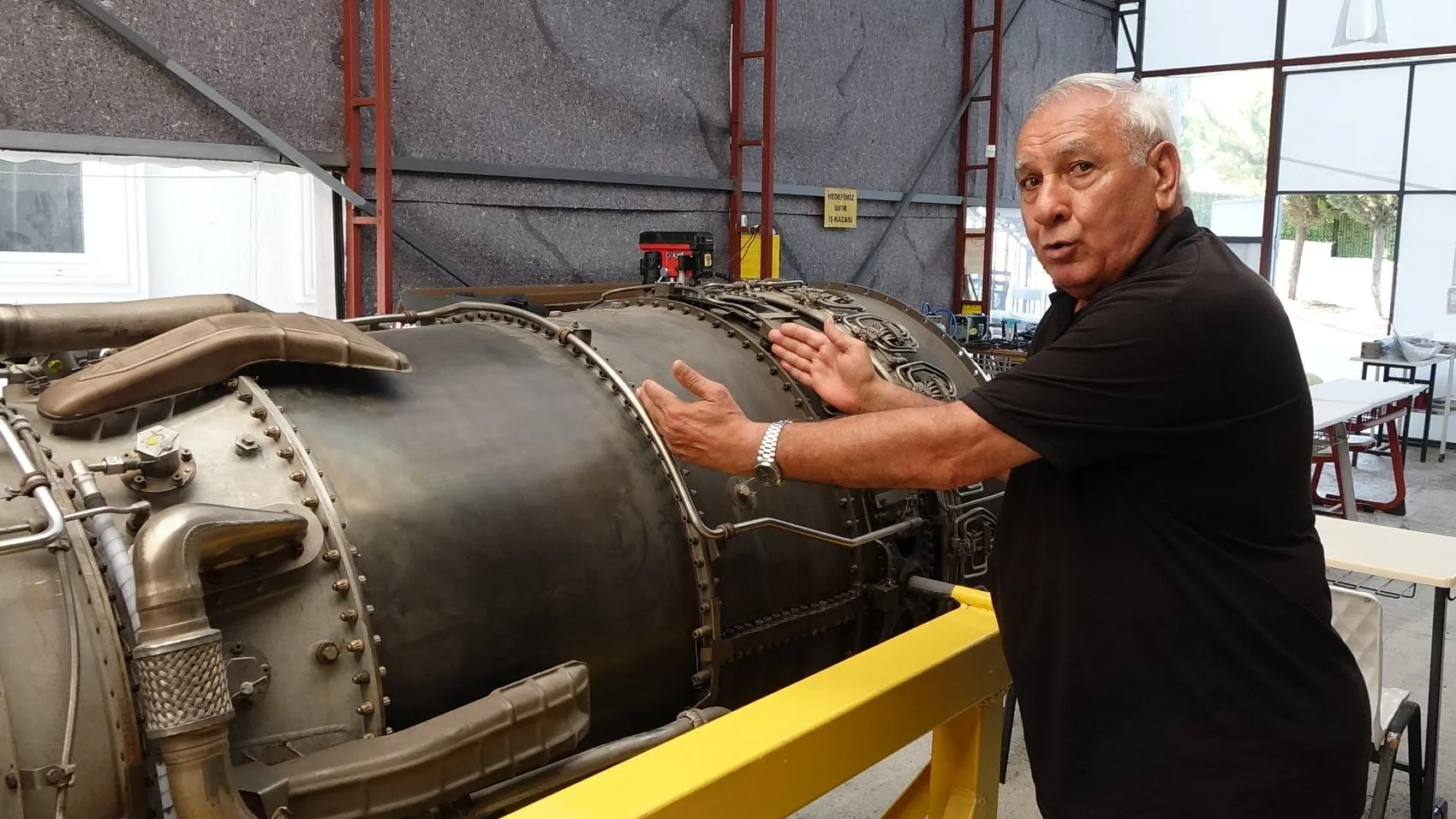 Samsunlu öğrenciler F-4 savaş uçağı motorunu söküp takıyor