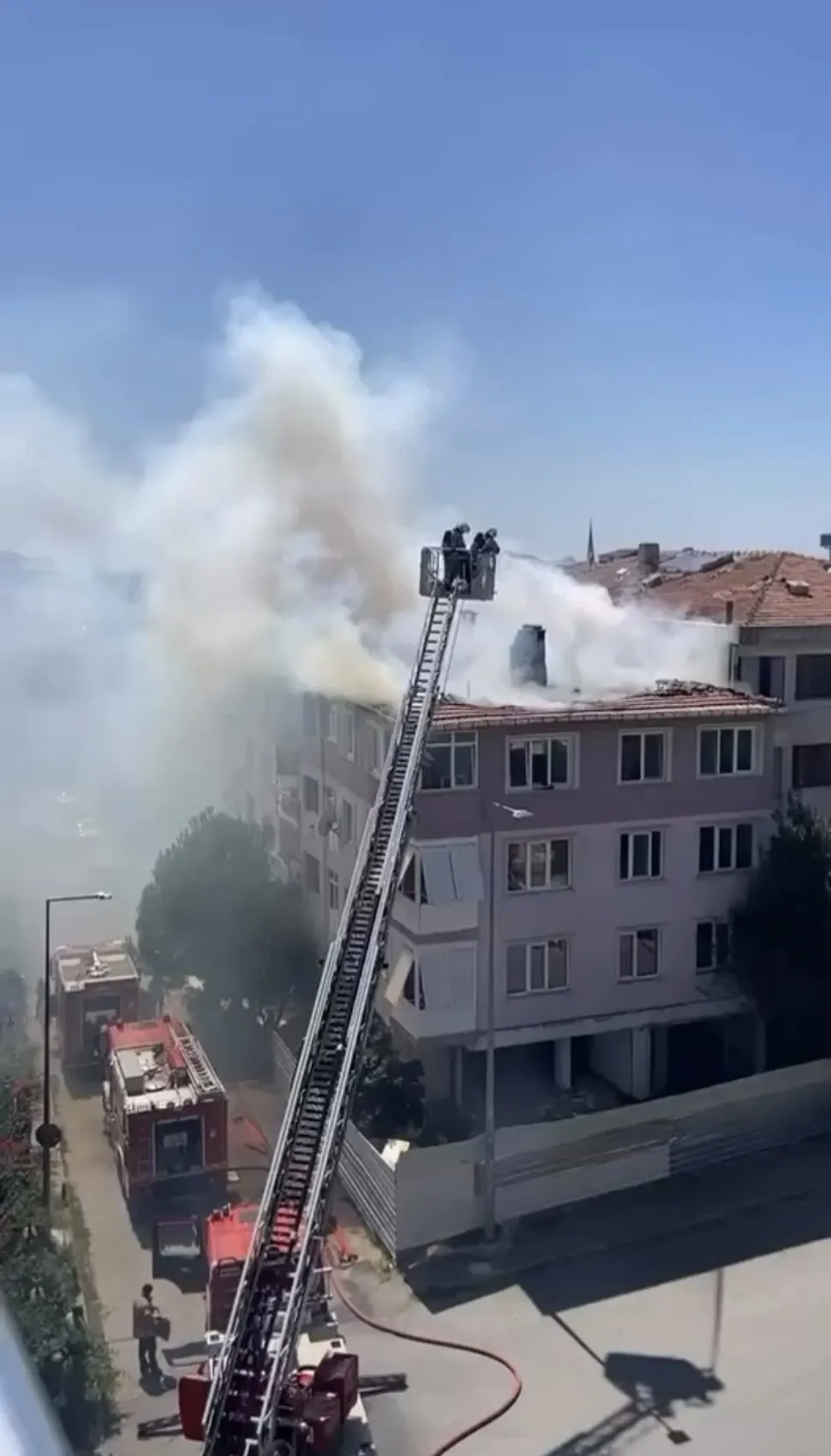 Maltepe'de boş binanın çatısı alevlere teslim oldu