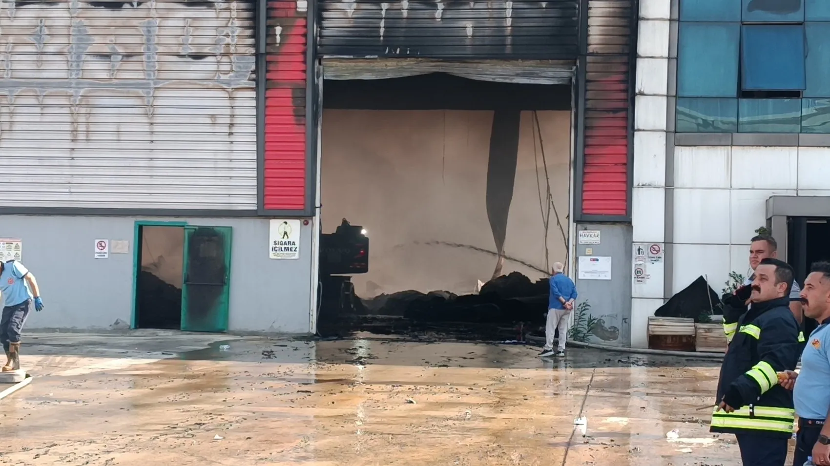 Elyaf fabrikasında gece yarısı yangın, 2 işçi dumandan etkilendi