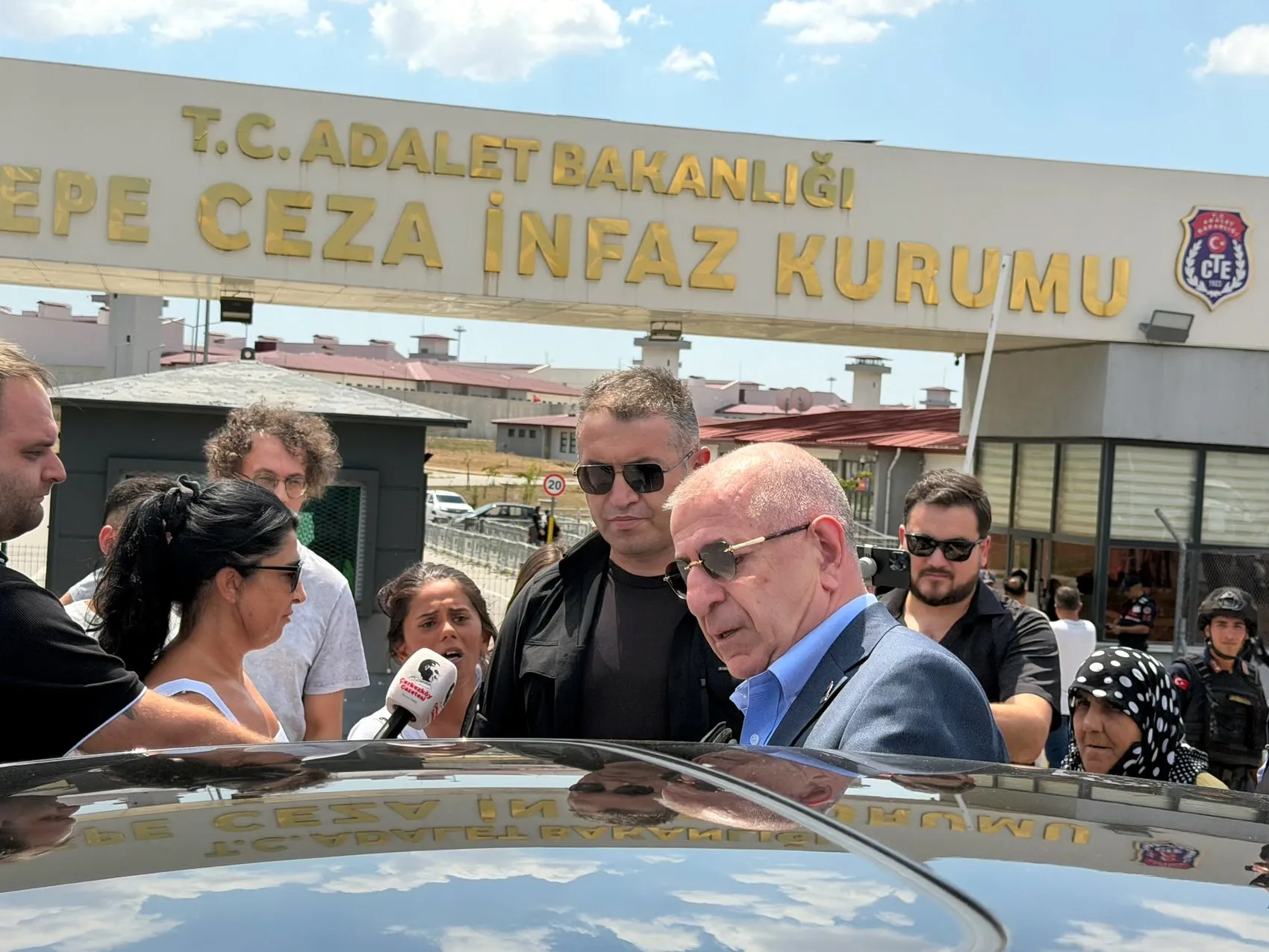 Ümit Özdağ cezaevinde Sinem Dedetaş ve Oğuzhan Uğur ile görüştü