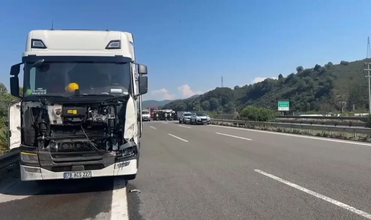 Anadolu Otoyolu’nda üç araç birbirine girdi