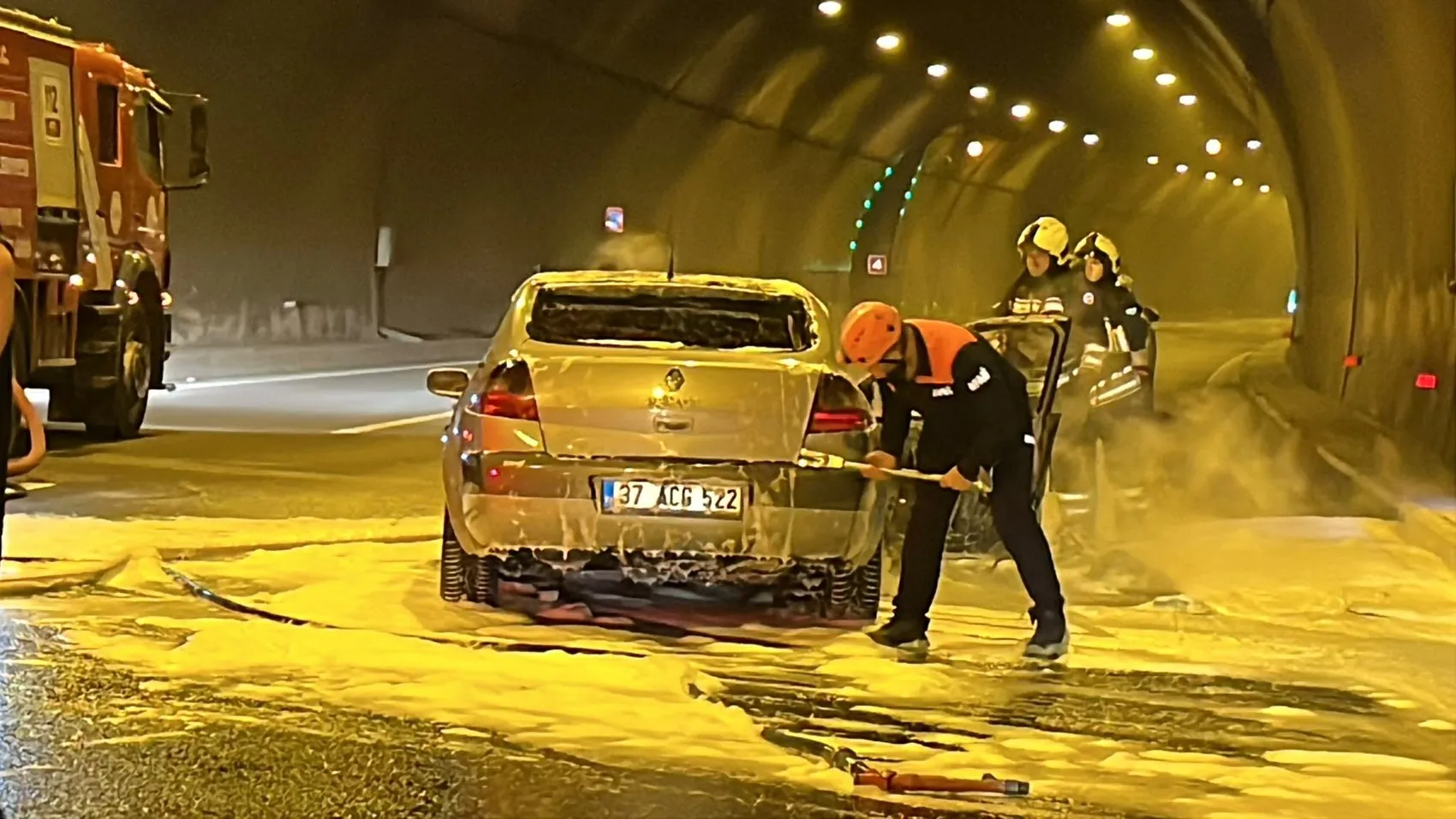 Bolu Dağı Tüneli trafiğini yakan araç yangını
