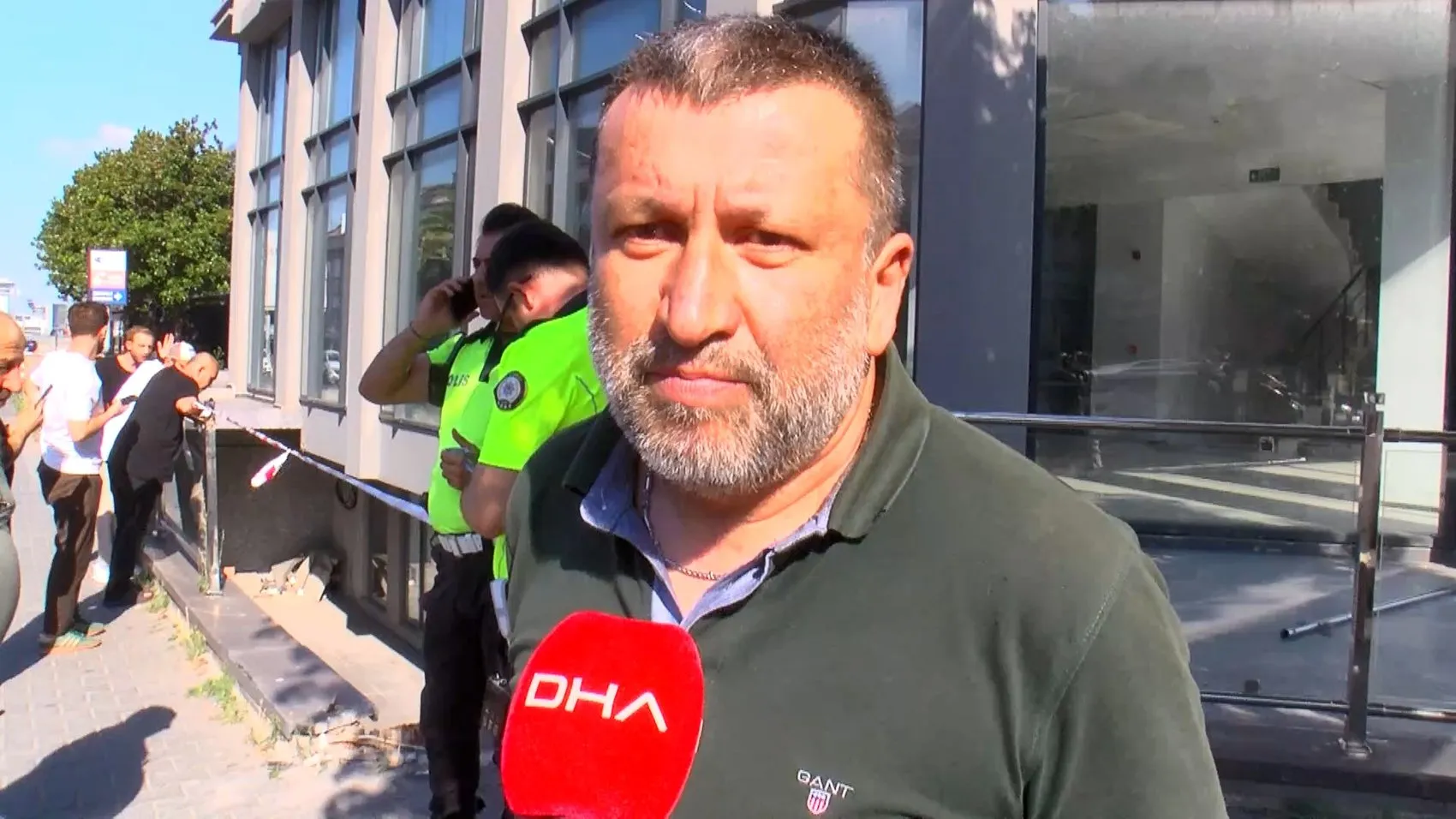 Bakırköy'de kaza yapan otomobil apartman boşluğuna uçtu