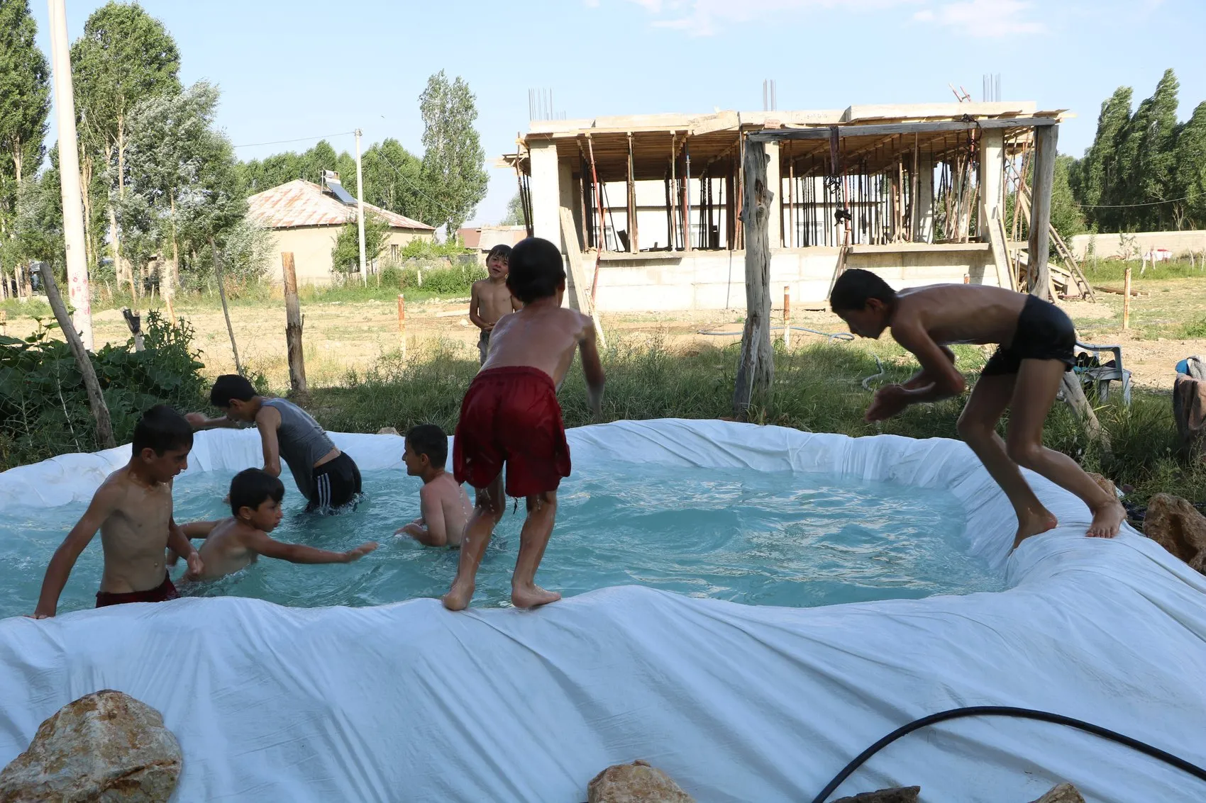 Yüksekova’da Kavurucu Sıcaklara Karşı Kendi Havuzlarını Kurdular