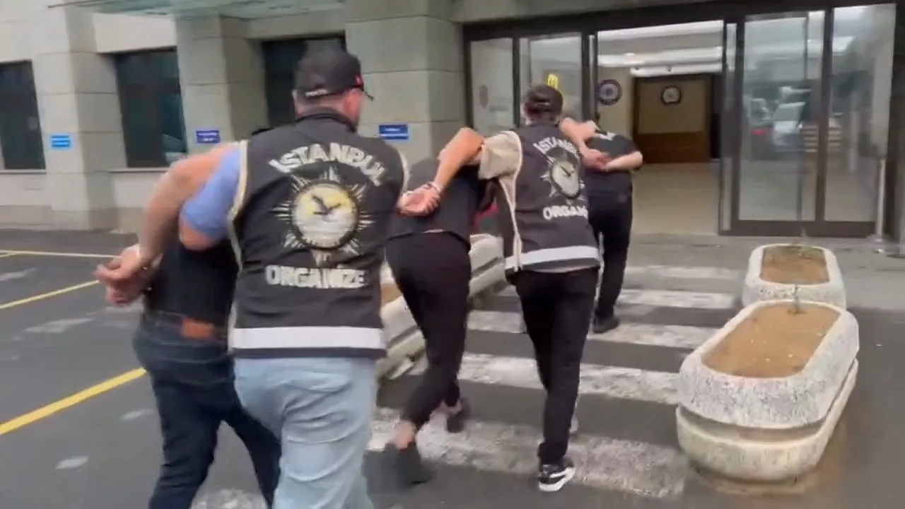 İstanbul'da silah sevkiyatına gece operasyonu 120 tabanca ele geçirildi