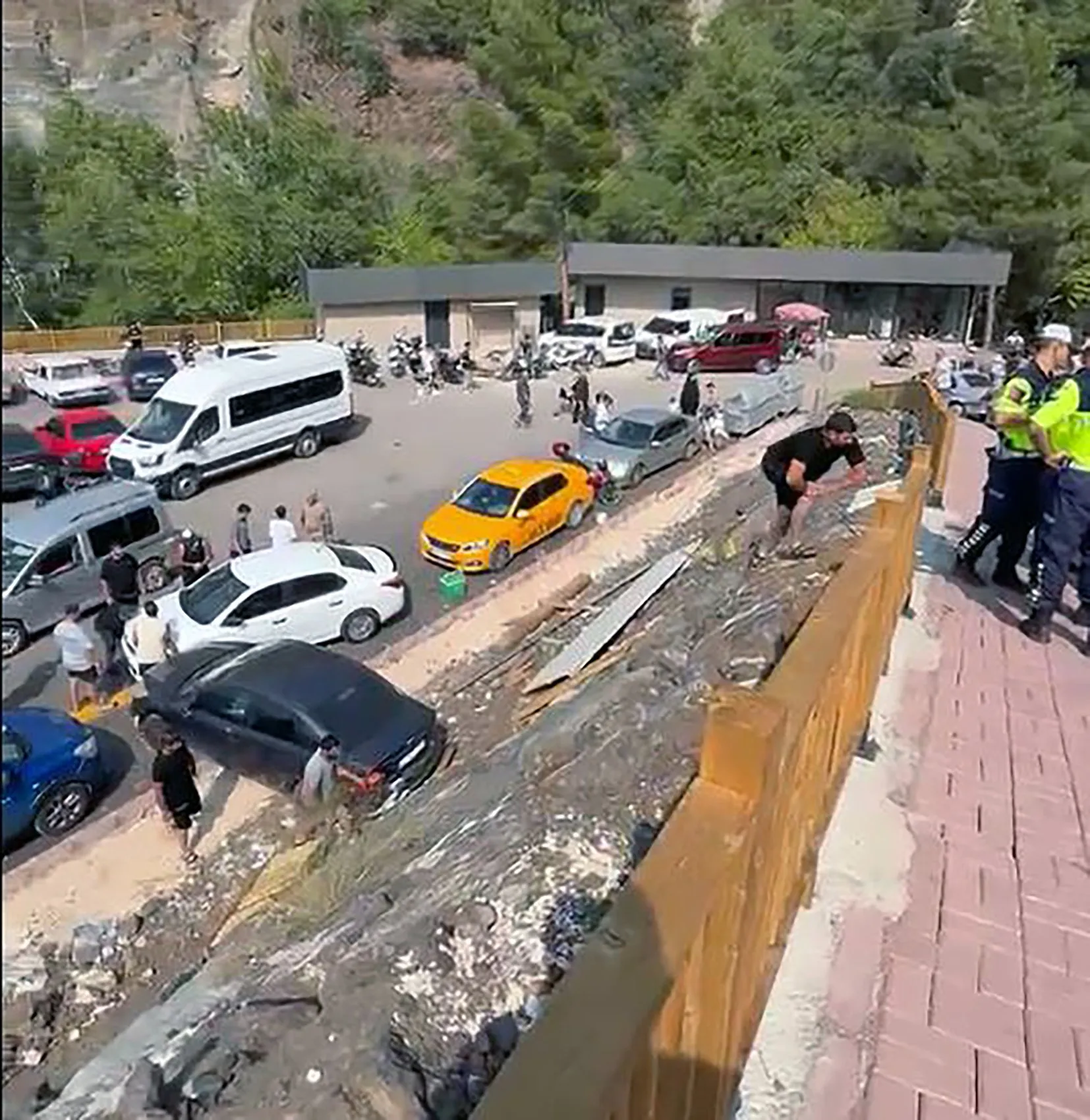Osmaniye'de kontrolden çıkan otomobil otoparka uçtu