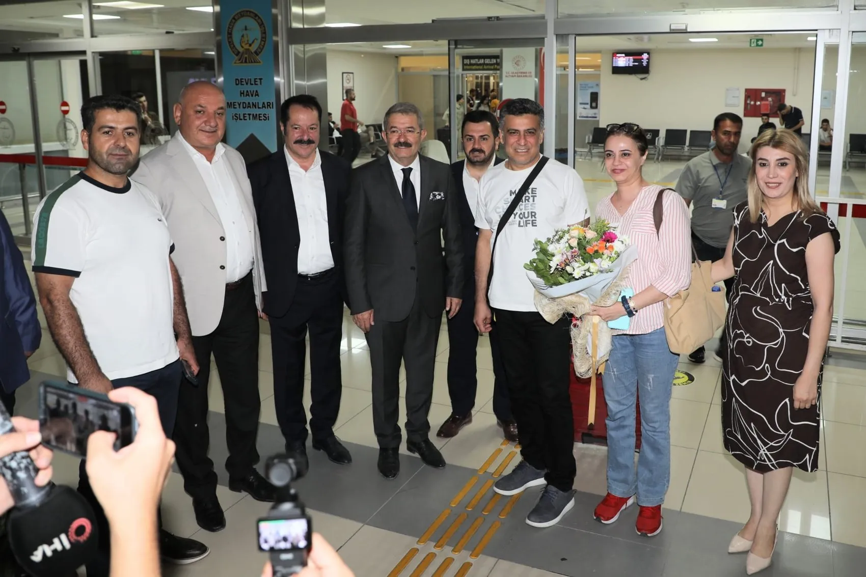 İlk uçuşun yolcuları Van’da çiçeklerle karşılandı Tahran’dan 80 turist geldi