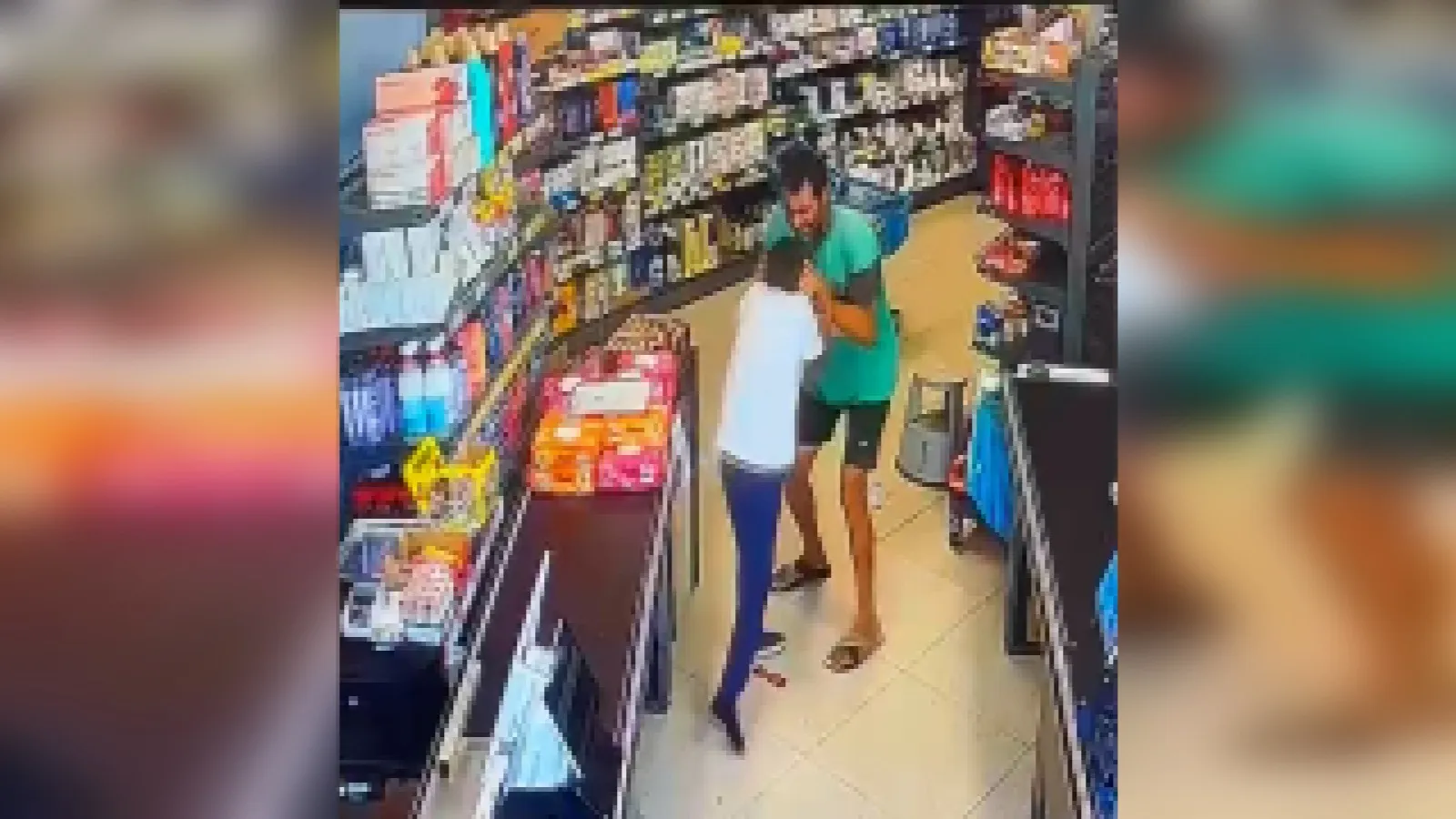 Mersin'de markete sığınan çocuğa şiddet anbean kaydedildi