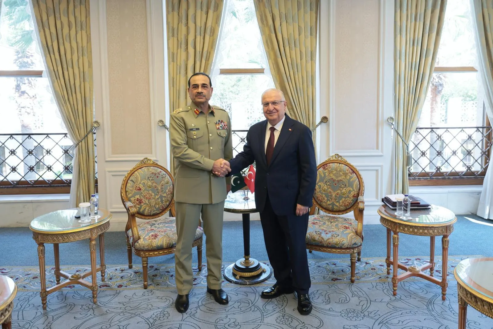Savunma diplomasisinde kritik zirve: Bakan Güler'den Pakistanlı komutanla stratejik buluşma