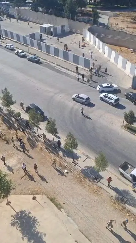 Ergani'de husumetli aileler jandarma önünde birbirine girdi