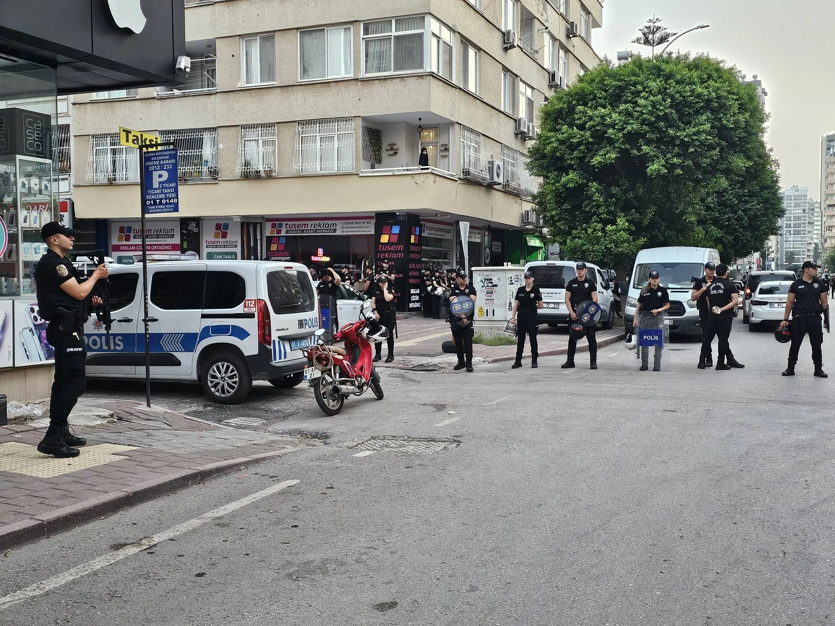 Polis Adana'da Alparslan Kuytul'un evine operasyon düzenledi