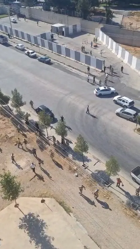 Ergani'de husumetli aileler jandarma önünde birbirine girdi