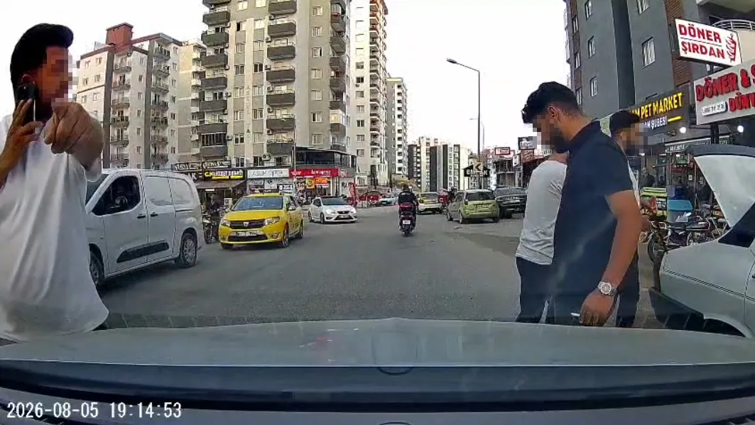 Adana trafiğinde dehşet anları Sürücü testereyle saldırdı