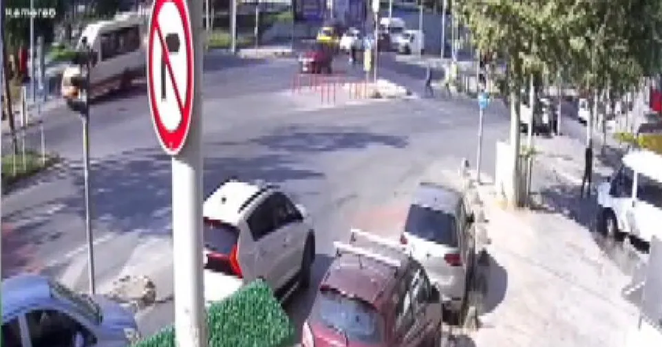 Sultangazi'de yaya yüzünden kaza yapan sürücü trafik ışığına çarptı