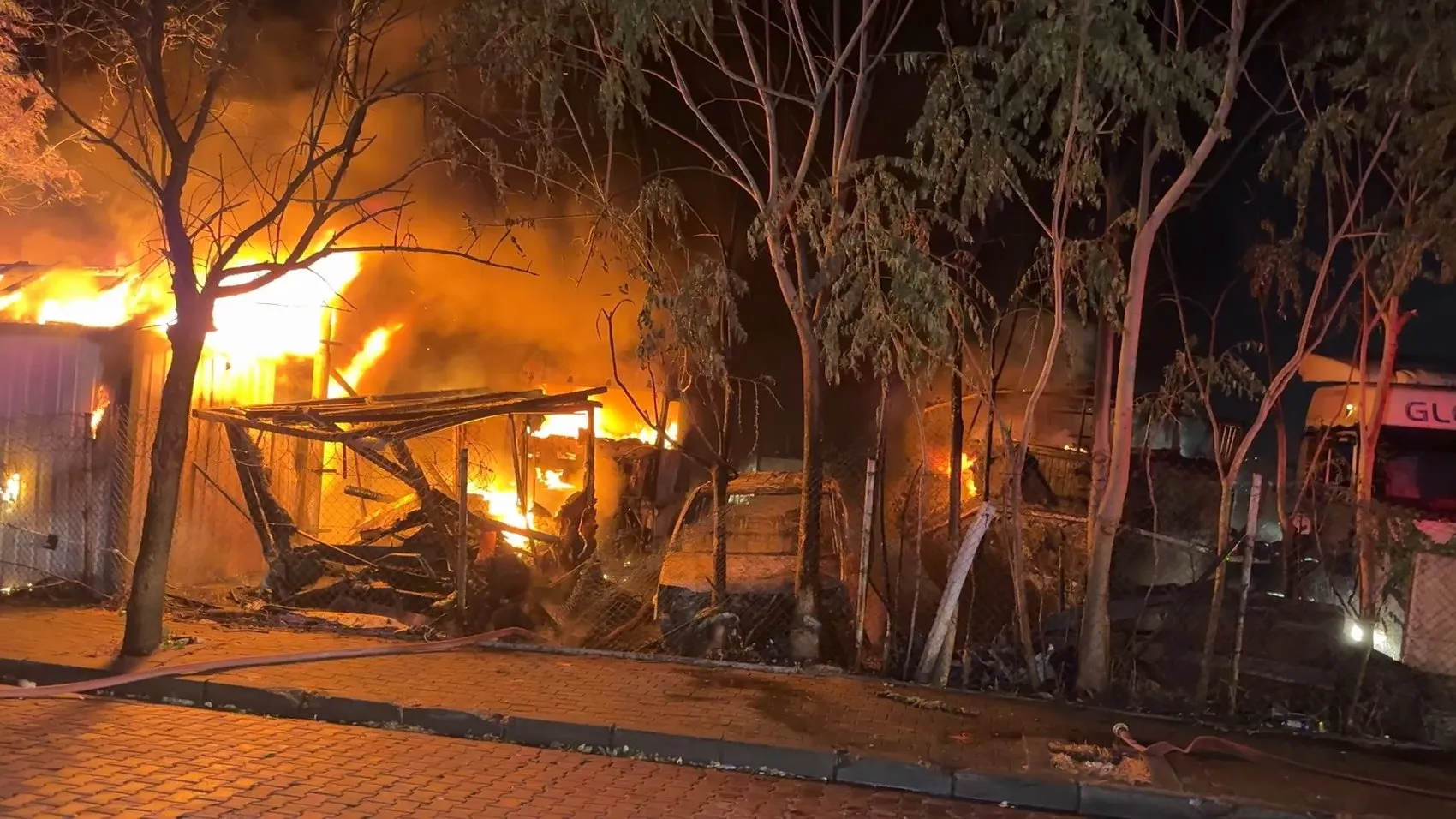 Avcılar'da TIR parkında gece yangını 5 araç küle döndü