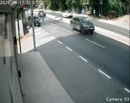 Kaldırımda yürüyen dede ve torununa çöp konteyneri çarptı