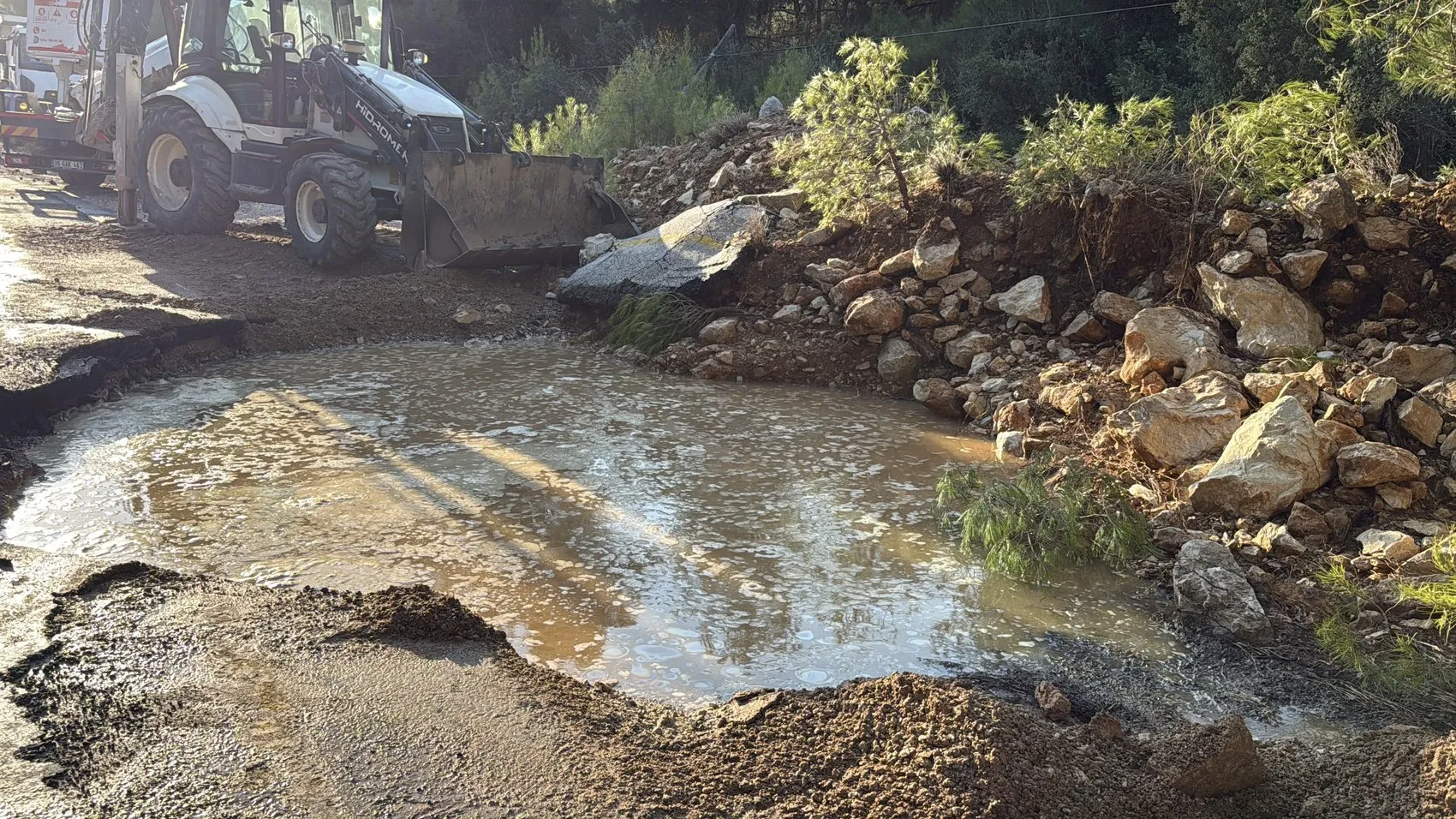 Bodrum trafiğini kilitleyen su hattı patlaması