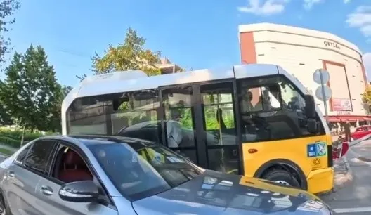 Bursa'da belediye minibüsü direğe daldı