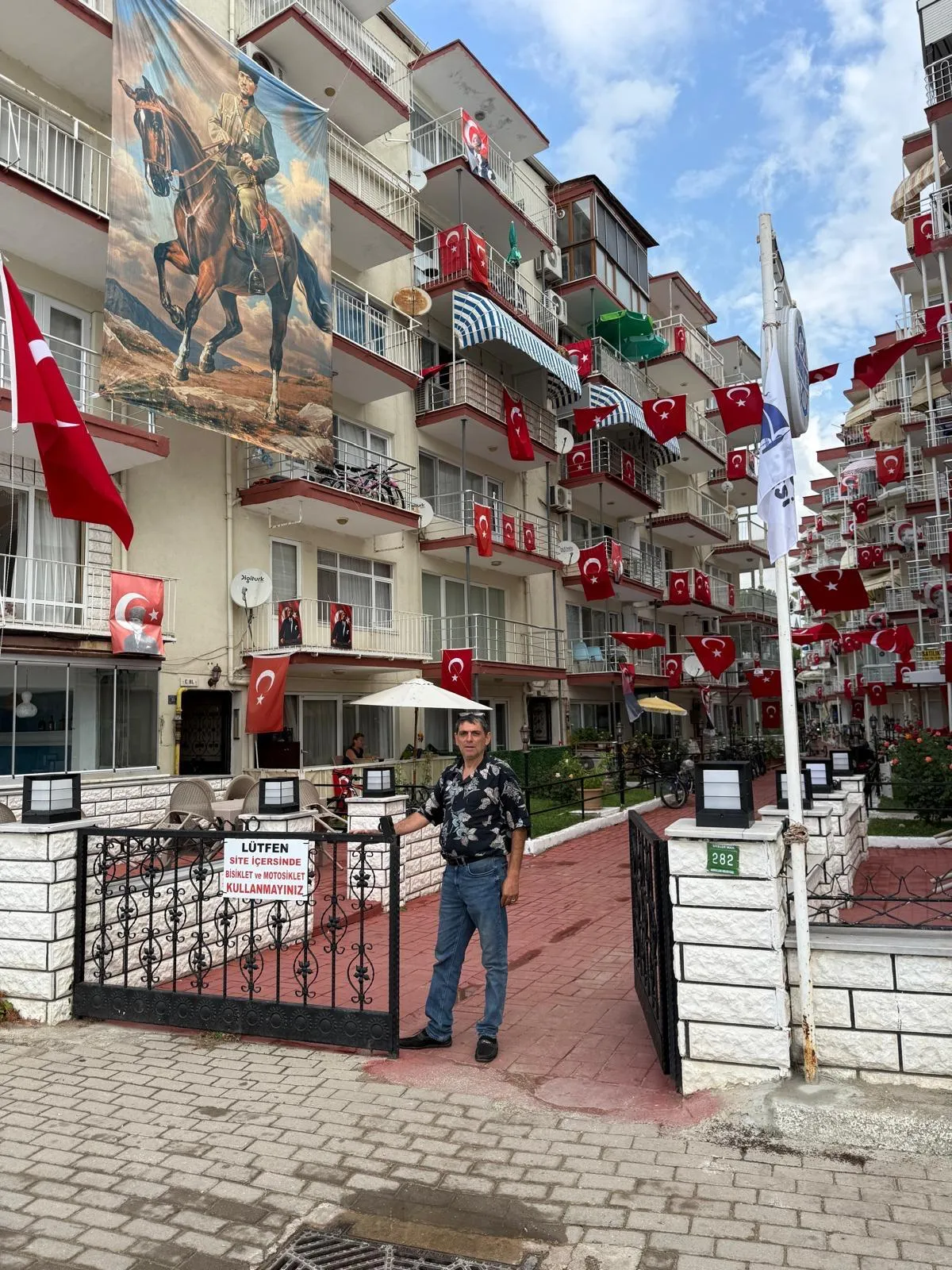 Gemlik'te bir site 30 Ağustos için kırmızı beyaza büründü