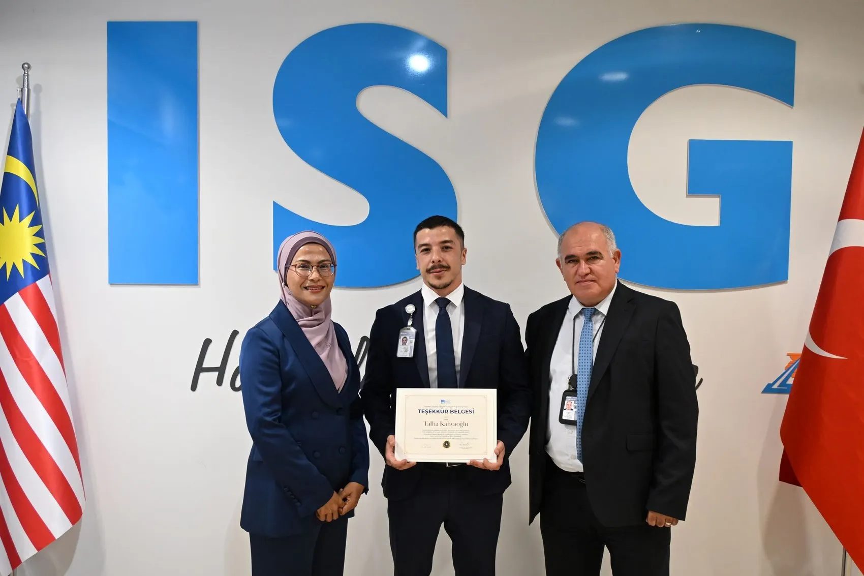 Havalimanında hayata tutunan bebek için kahramanlık ödülü