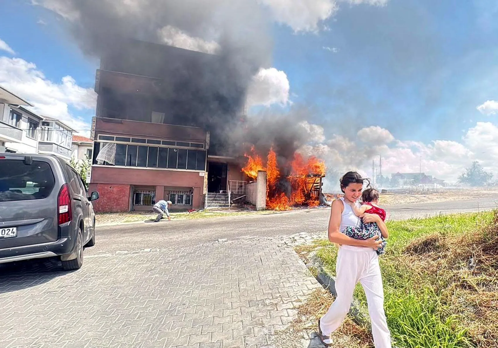 Tekirdağ'da otluk alanda çıkan yangın binaya sıçradı